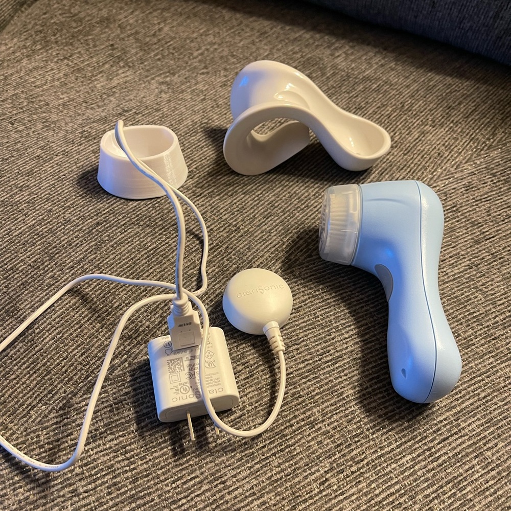 Clarisonic Mia cleansing brush with charger and two stands